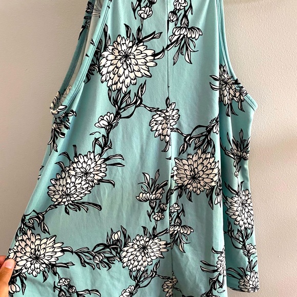 Cute sleeveless top with flowers - Picture 2 of 4